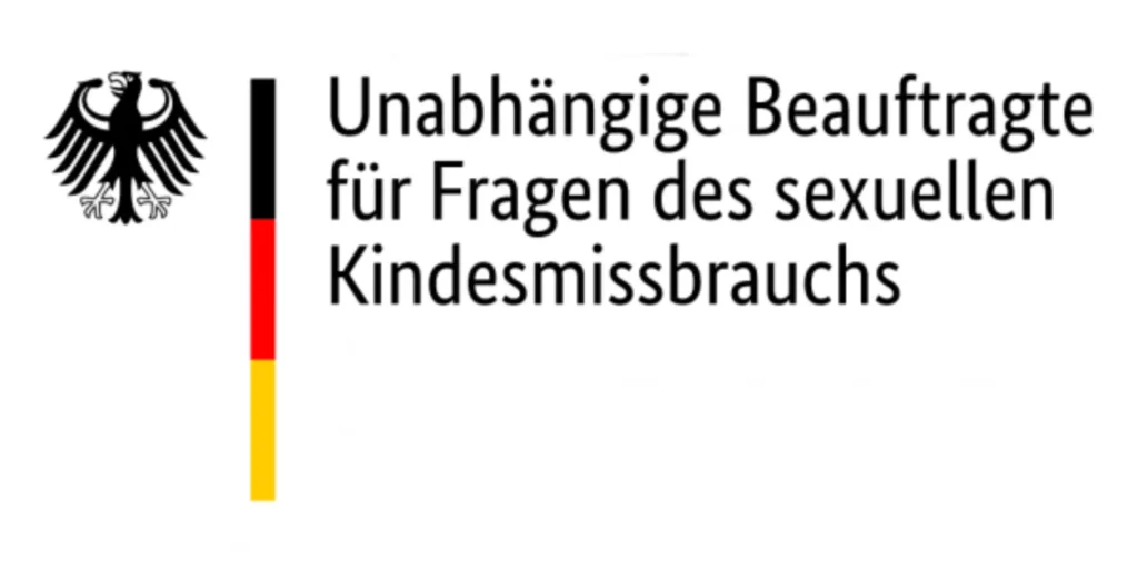 Das Bild zeigt das Logo "Unabhängige Beauftragte für Fragen des sexuellen Kindesmissbrauchs". Links oben der Bundesadler und rechts daneben ein schmaler vertikaler Balken in den Farben schwarz, rot, gold.