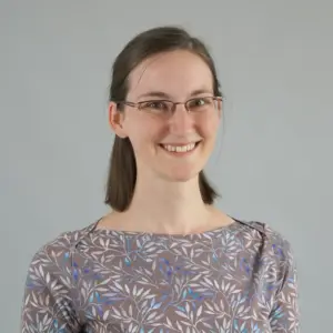 Das Bild zeigt Christine Bornhold, die freundlich in die Kamera schaut und lächelt.