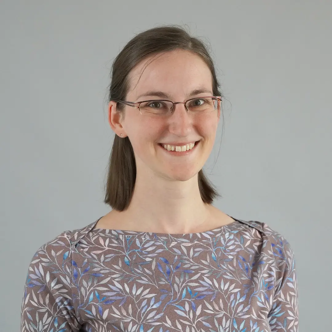 Das Bild zeigt Christine Bornhold, die freundlich in die Kamera schaut und lächelt.