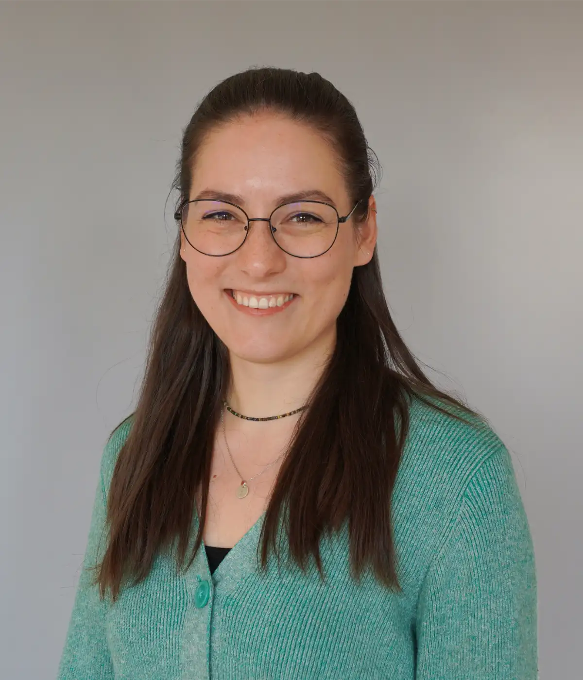 Das Bild zeigt Julia Eggert-Boraczynski, die freundlich in die Kamera schaut und lächelt.