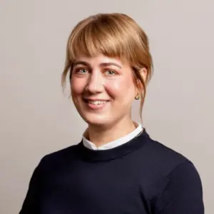 Das Bild zeigt Inga Lommatzsch, die freundlich in die Kamera schaut und lächelt.