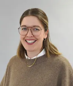 Das Bild zeigt Anna Westendorf, die freundlich in die Kamera schaut und lächelt.