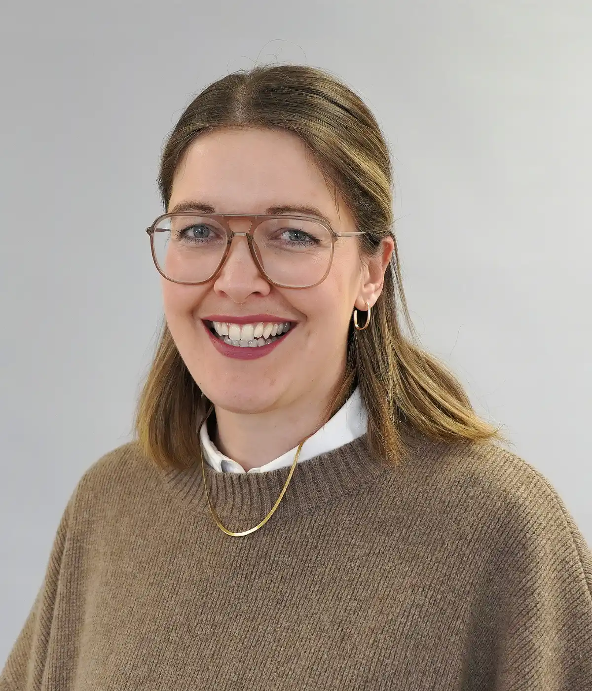 Das Bild zeigt Anna Westendorf, die freundlich in die Kamera schaut und lächelt.