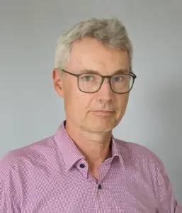 Das Bild zeigt Eckard Zierep der freundlich in die Kamera schaut.