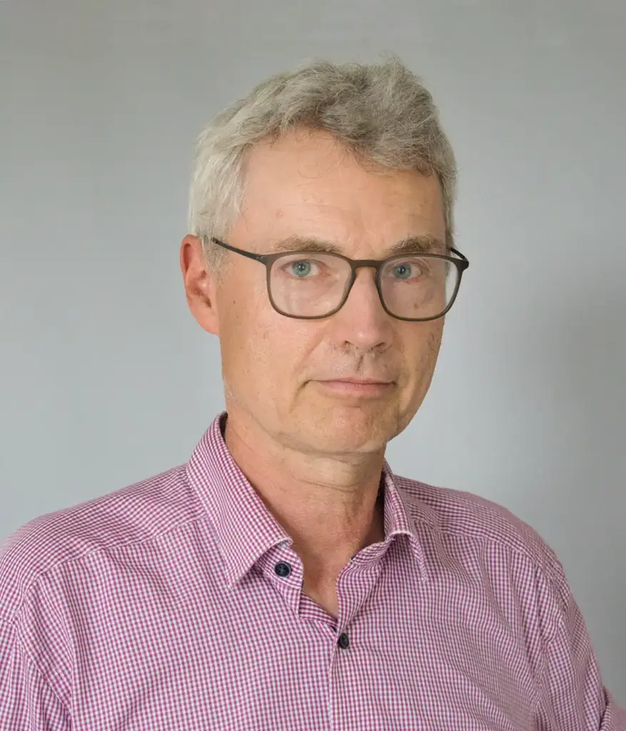 Das Bild zeigt Eckard Zierep der freundlich in die Kamera schaut.